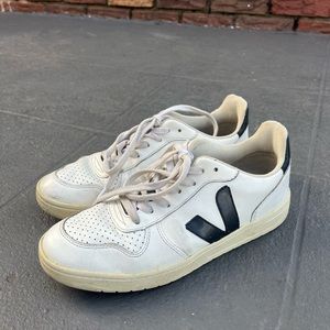 Black and white women’s Veja size 9